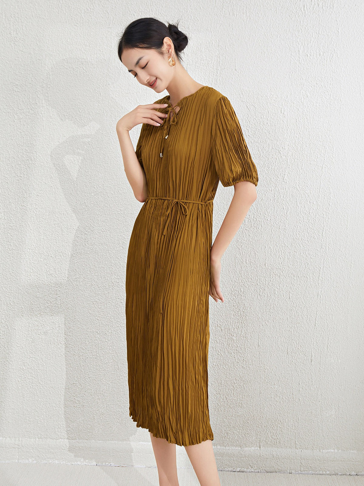 Dresses for women with a sense of niche design. Lace up waist with bubble sleeves for long dresses